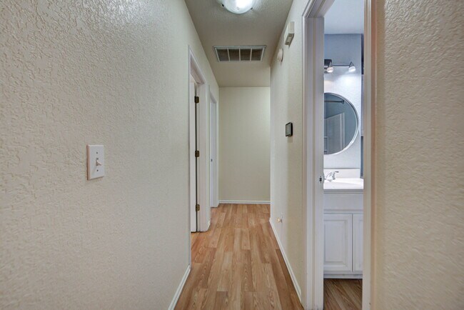 Building Photo - 2904 Canyon Oaks Ct