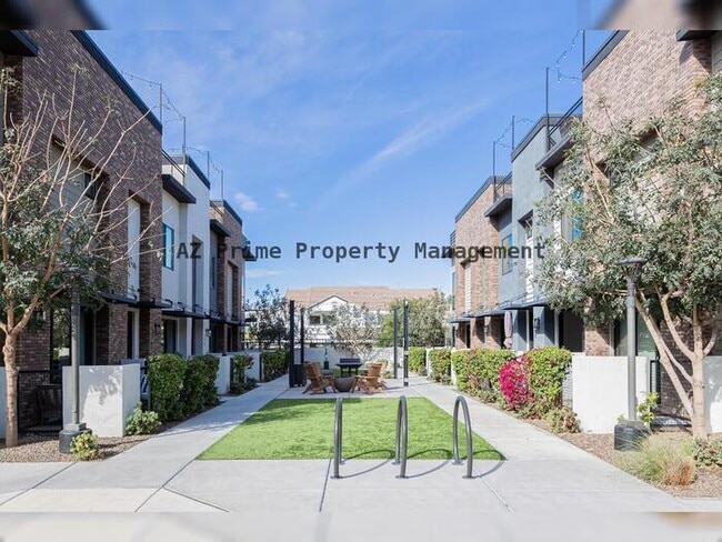 Building Photo - 142 E Hearne Way