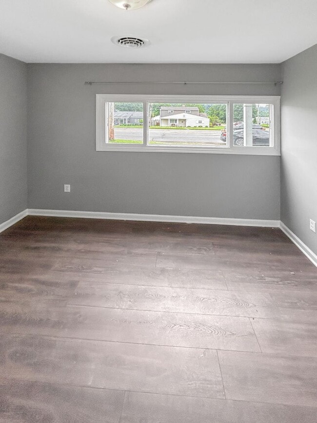 Building Photo - Welcome to this charming 2-bedroom, 1-bath...