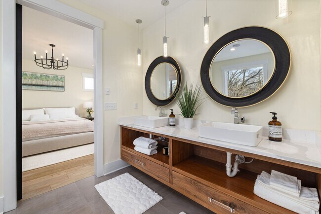 Building Photo - Modern 4-bedroom, 3 bathroom in the heart of Durham