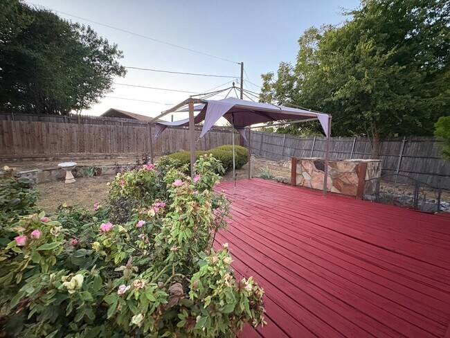 Building Photo - Charming 3-bed 2-bath Home Birdville ISD!