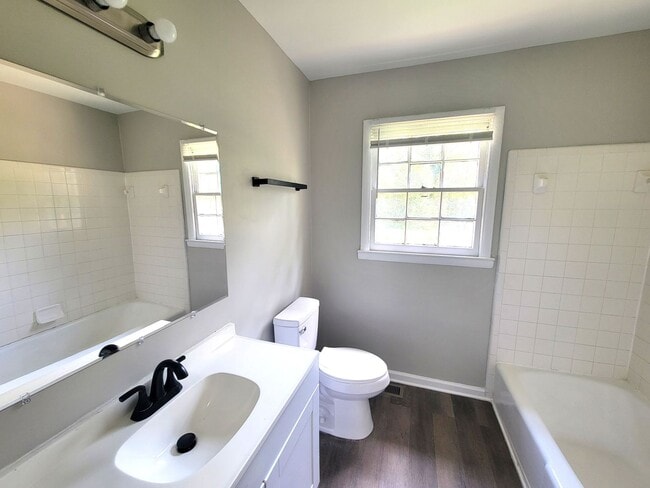 Building Photo - 3 Bedroom Brick Ranch in East Charlotte For Rent!