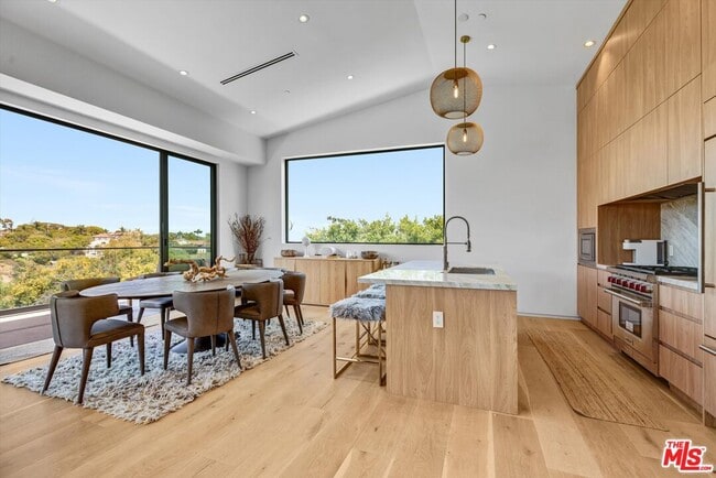 Building Photo - 6656 Dume Dr