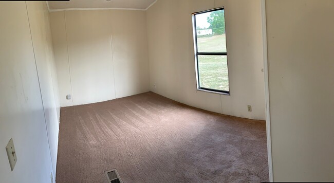 Building Photo - 3bdr newly renovated