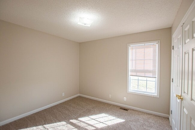 Building Photo - Pet Friendly Three Bedroom!