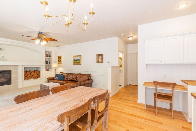 Building Photo - 3 Bed 2.5 Bath In The Heart Of Eagle