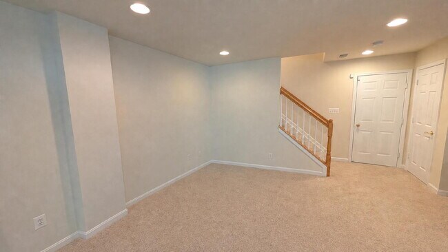 Building Photo - Spacious townhome