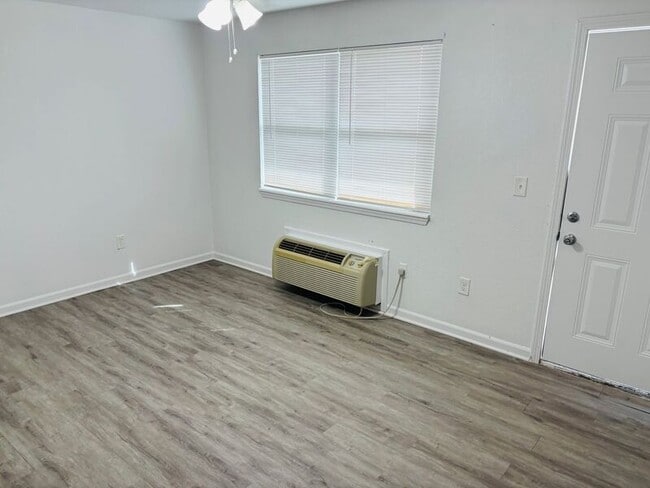 Building Photo - 1405 Neil Ln