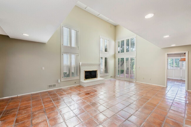 Building Photo - 369 Avenida Granada St