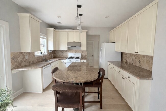 Building Photo - Beautiful backyard