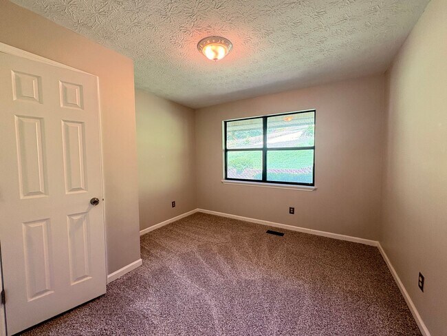 Building Photo - 901 Locke Dr