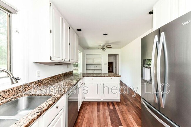 Building Photo - 6206 Redwood Ln