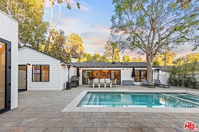Building Photo - 2245 Canyon Dr