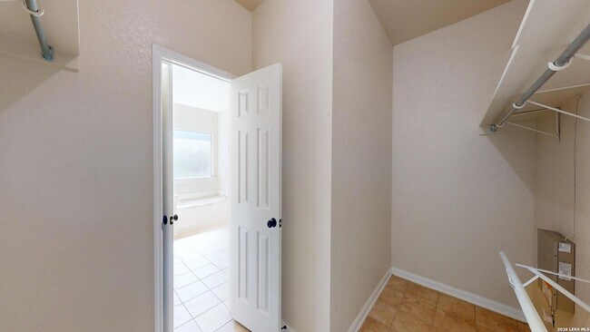 Building Photo - 101 Springtree Cliff