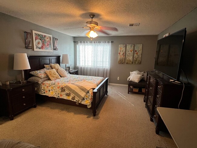 Building Photo - Charming 3-Bed, 2.5-Bath Home with Cozy Fi...