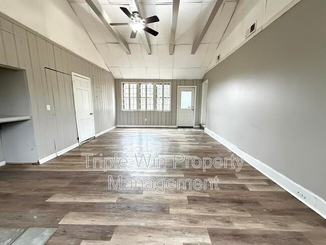 Building Photo - 520 Hentschel Pl