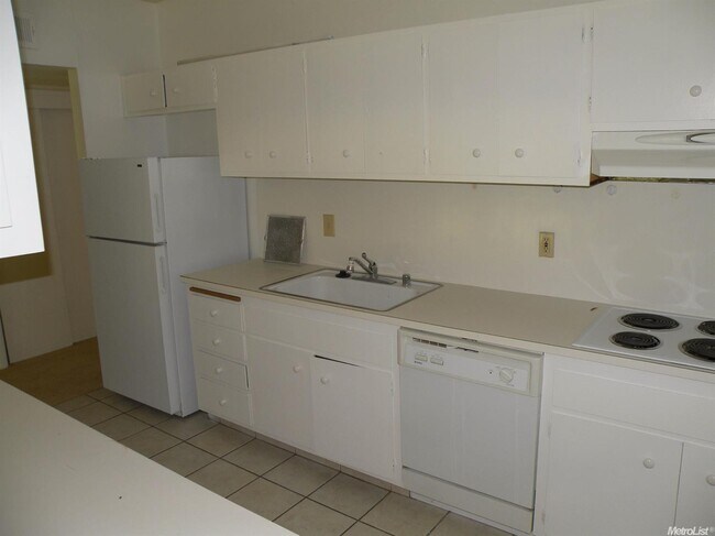 Building Photo - Central Davis!