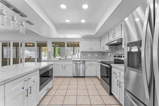 Building Photo - "Experience Luxurious Living: Spacious 4-B...