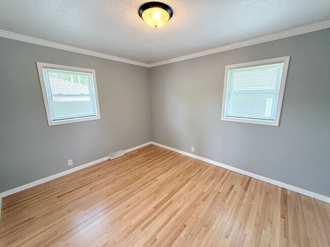 Building Photo - Spacious 4 Bed, 2 Bath Home – Perfect for Families or Roommates