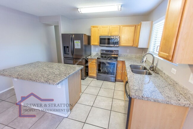 Building Photo - 2102 E Spruce Dr