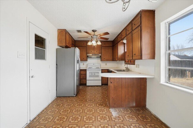 Building Photo - 608 N Colton Ave