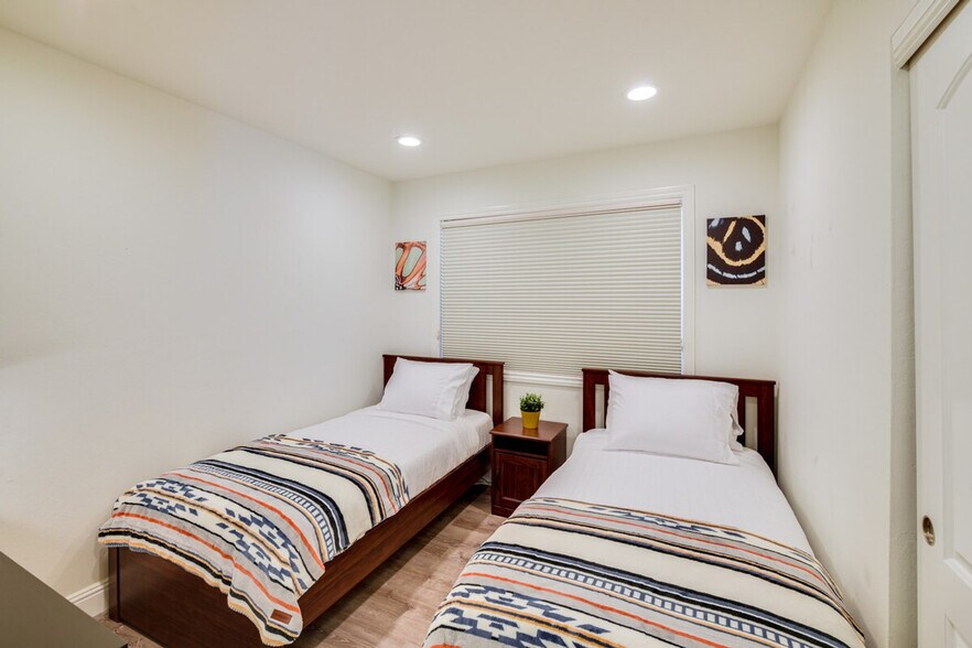 Building Photo - 4615 Armour Dr