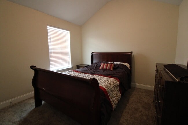 Building Photo - 650 Dunrobin Ln