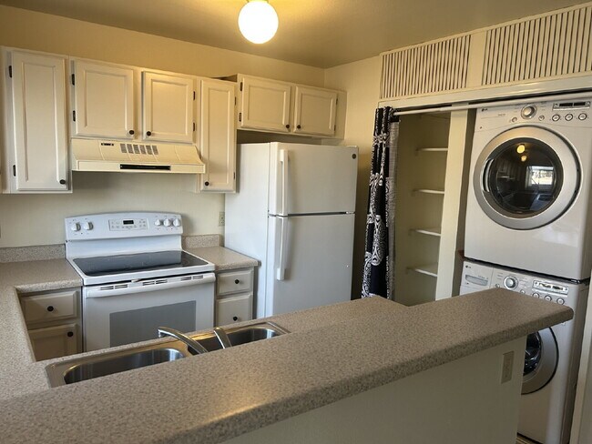 Building Photo - "Charming 2-Bed Condo Retreat with 2.5 Baths in Littleton - 1000 Sq Ft of Comfort!"  Available Now!