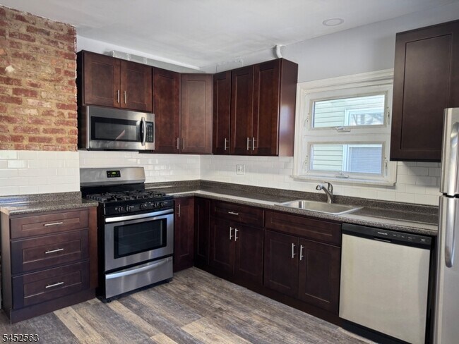Building Photo - 271 Davis Ave