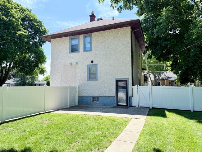 Building Photo - 124 E Sunnyside Ave