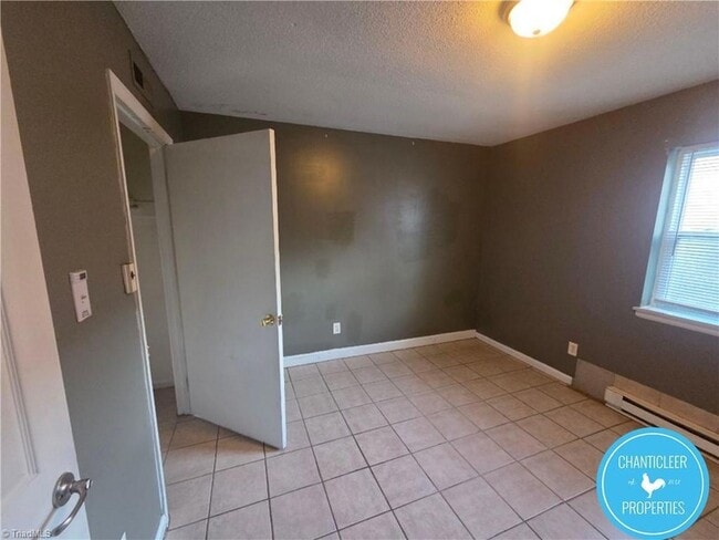 Building Photo - 305 Oakwood St