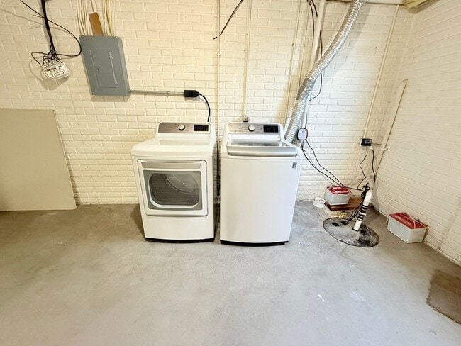 Building Photo - Spacious 3-Bedroom Townhome  – East Bloomi...
