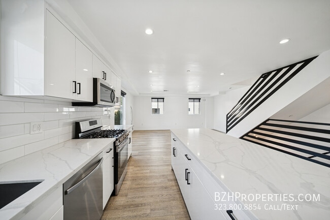 Building Photo - 835 N Harvard Blvd