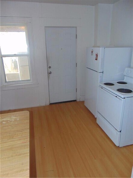 Building Photo - 176 Rustic St