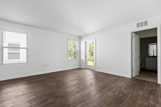 Building Photo - 112 Silver Birch St