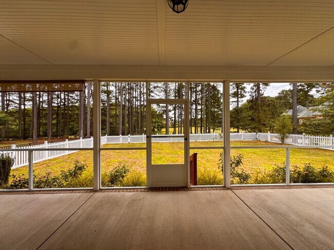 Building Photo - Gorgeous 4 Bed 3.5 Bath Executive Home with Community Amenities