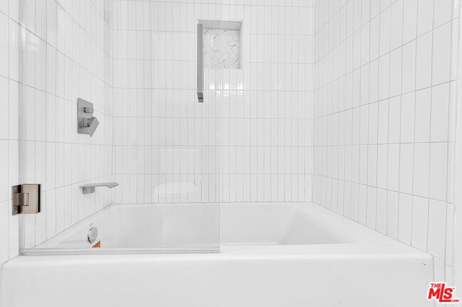 Building Photo - 926 N Spaulding Ave