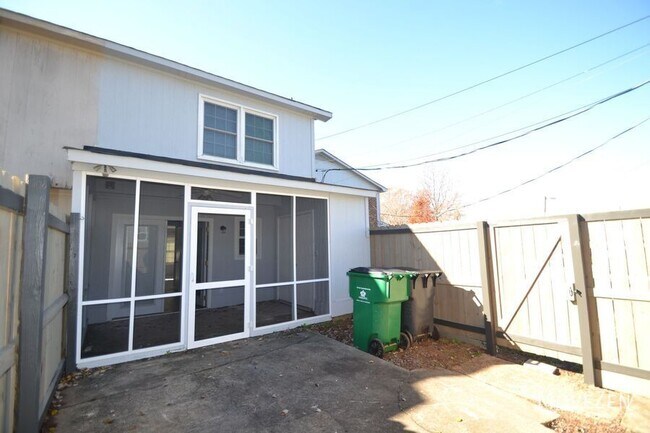 Building Photo - 1422 Delane Ave