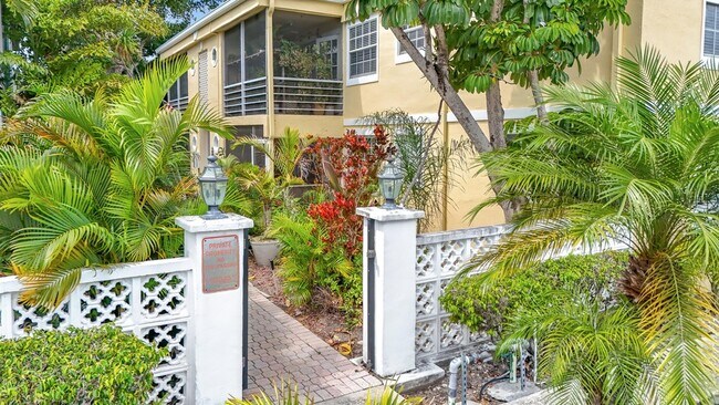 Building Photo - 305 SE 11th Ave