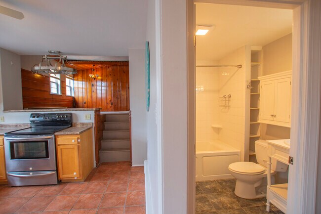 Building Photo - 2553 E Somerset St