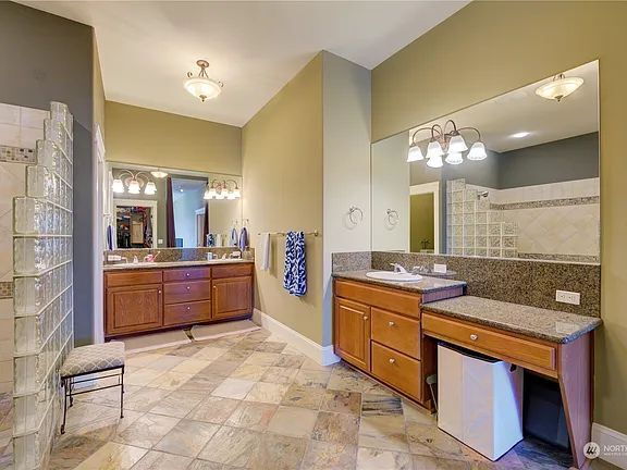 Building Photo - "Spacious 2-Bed, 3-Bath Sanctuary in Tacoma's Heart – 3,243 Sq Ft of Luxury Living!"
