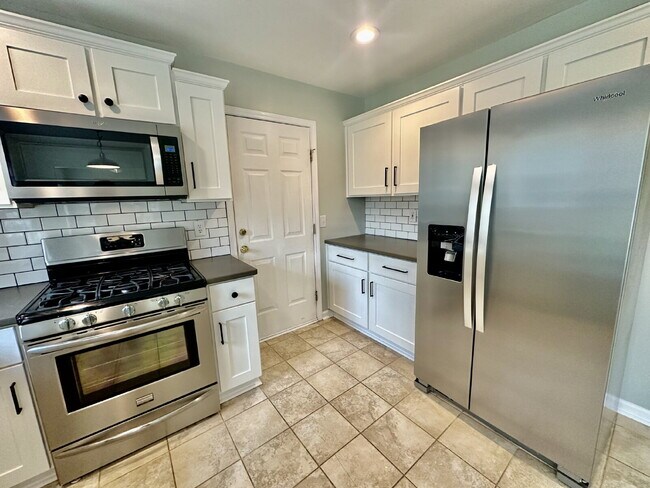 Building Photo - Bright and Airy Three Bedroom Home in Lake...