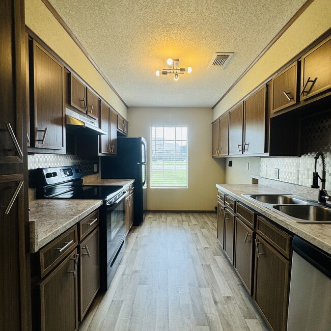 Building Photo - Modern Comfort Awaits: Spacious 2-Bedroom | 2.5-Bathroom Haven with Granite Elegance in Nederland...