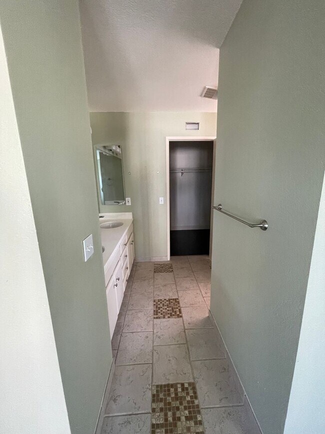 Building Photo - Spacious House for Rent