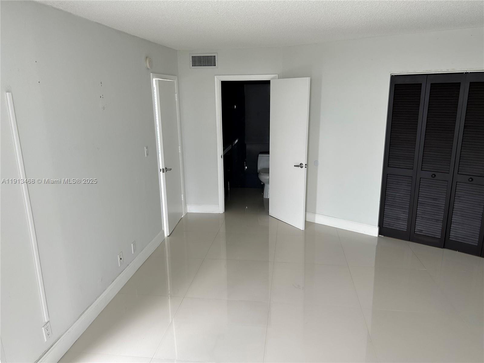 Building Photo - 100 Bayview Dr