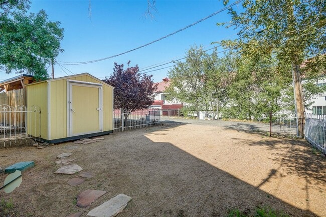 Building Photo - Home and Office potential!