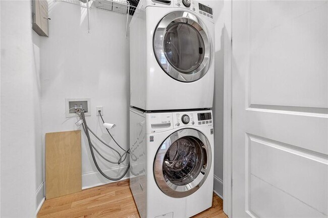 Building Photo - 523 Irwin St NE