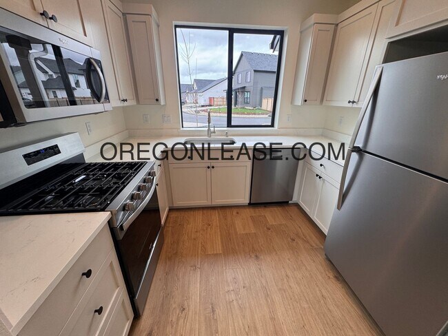 Building Photo - Brand new 3 bedroom 2.5 bath Coburg townhome