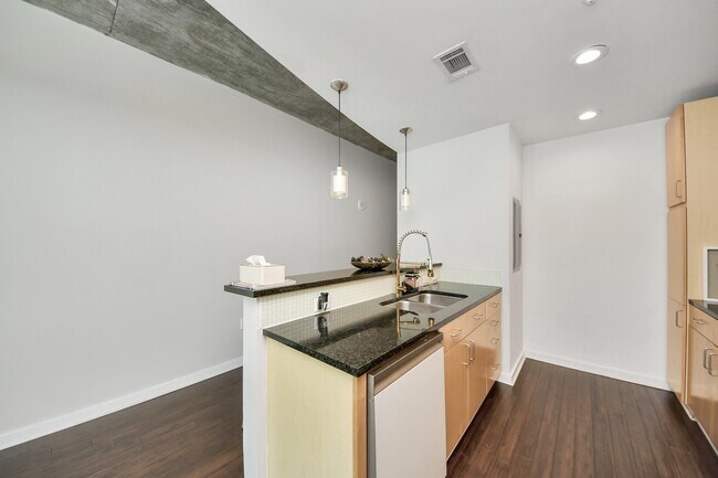 Building Photo - 5925 Almeda Rd