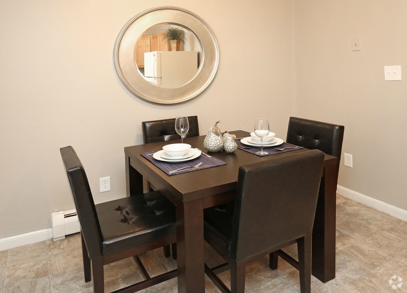 2 BD, 1 BA (821sqft) Townhouse - Dining Room - Scott Gardens Apartments